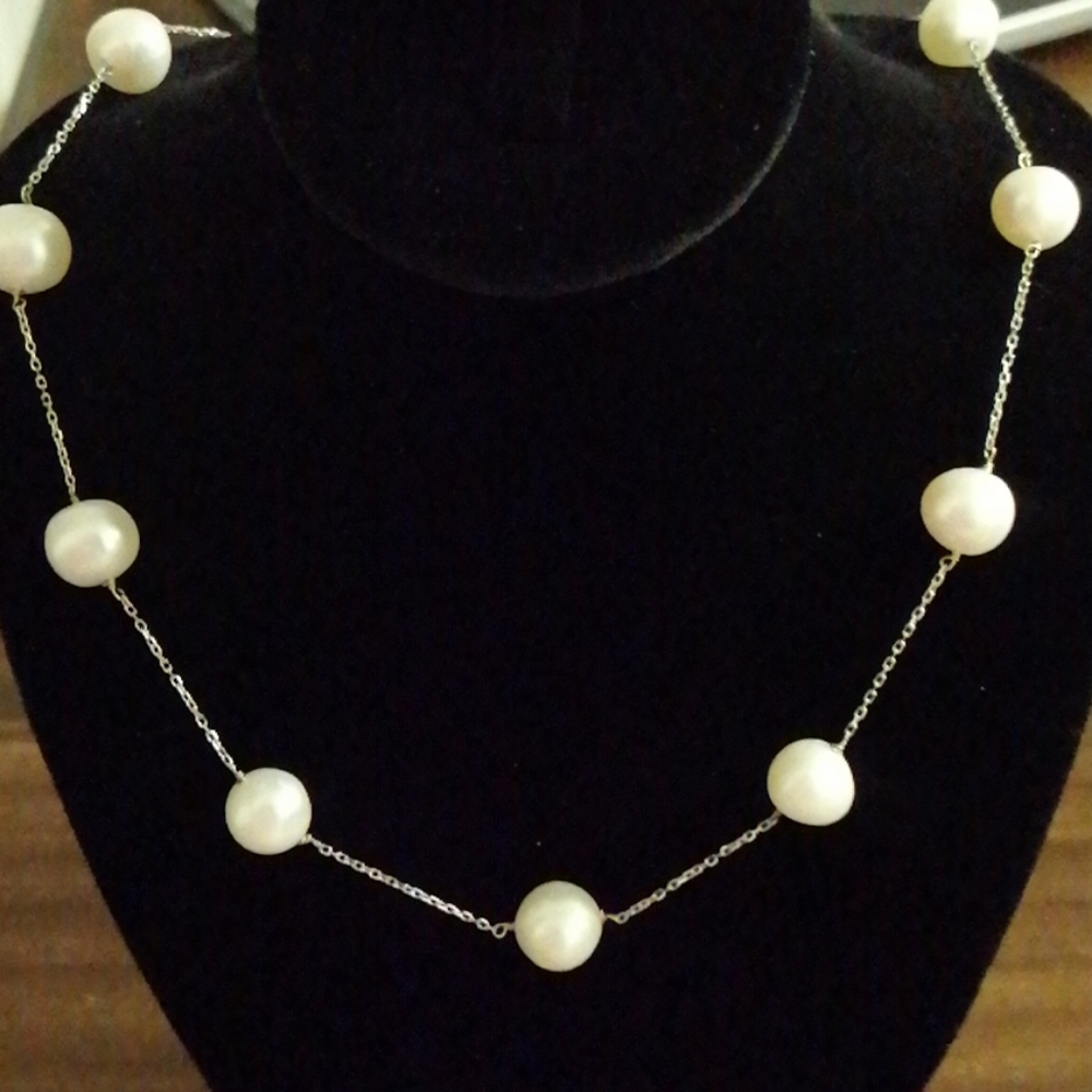 White gold necklace with pearls
